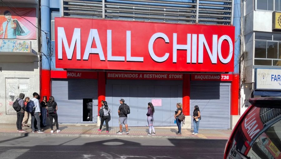 Mall chino en Renca sufre millonario turbazo: cuando desconocidos escaparon, vecinos del sector continuaron con el saqueo