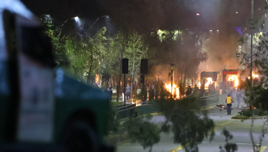 Carabinero sufre fractura dental tras ataque con piedras en Quilicura: serios incidentes en todo Santiago a 52 años del golpe de Estado