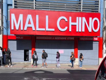 Mall chino en Renca sufre millonario turbazo: cuando desconocidos escaparon, vecinos del sector continuaron con el saqueo