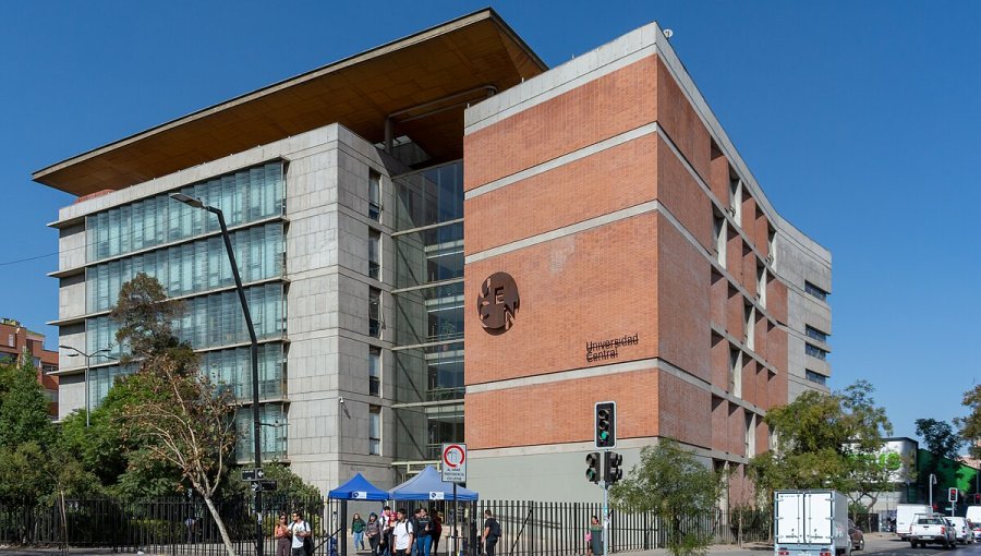 Dos estudiantes fueron apuñalados en riña al interior de la Universidad Central en Santiago