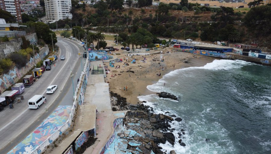 Intensa búsqueda de menor desaparecido en playa Las Torpederas de Valparaíso