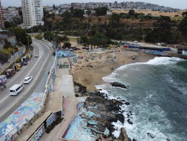 Intensa búsqueda de menor desaparecido en playa Las Torpederas de Valparaíso