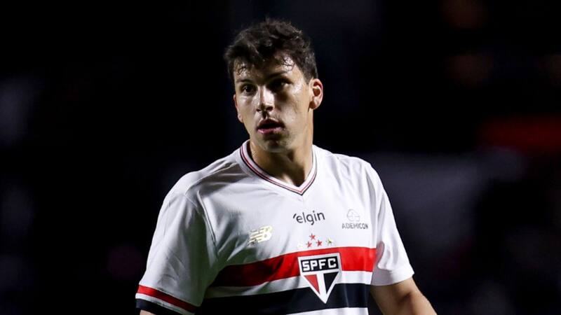 Gonzalo Tapia no convenció a la prensa brasileña con su nivel en triunfo de Sao Paulo: "No estuvo a la altura del resto"