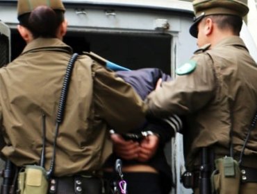 Ocupantes de una vivienda de Quilicura detuvieron y entregaron a Carabineros a dos sujetos ebrios que chocaron contra la reja del inmueble