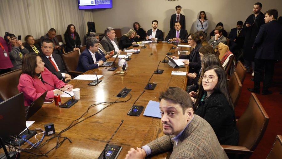 Comisión de Salud de la Cámara posterga inicio del debate sobre aborto por ausencia de ministras Aguilera y Orellana
