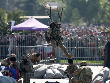 Impresionantes saltos en paracaídas de comandos al inicio de la Parada Militar