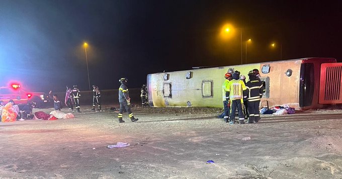 Al menos tres personas fallecieron tras volcamiento de bus en Ruta 5 Norte