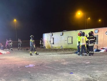 Al menos tres personas fallecieron tras volcamiento de bus en Ruta 5 Norte