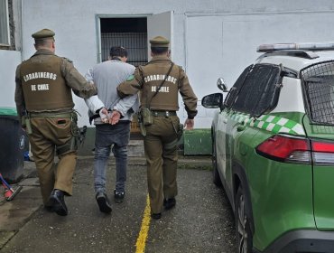 Sujeto que fue sorprendido robando apuñaló a dos guardias de un supermercado en Valdivia