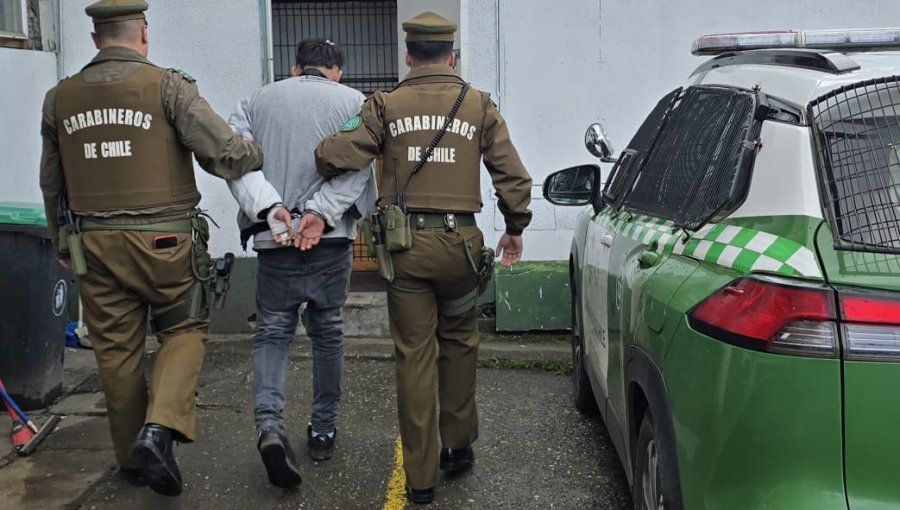 Sujeto que fue sorprendido robando apuñaló a dos guardias de un supermercado en Valdivia