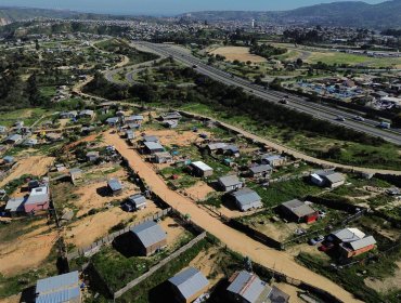 "Van a tener que demoler la casa encima mío": Pobladores en pie de guerra ante inminente desalojo y demolición de toma en Quilpué