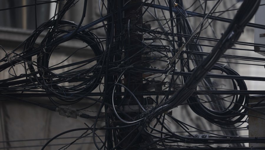 Entra en vigencia la Ley “Chao Cables” para limpiar postes de material obsoleto