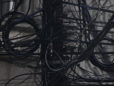 Entra en vigencia la Ley “Chao Cables” para limpiar postes de material obsoleto