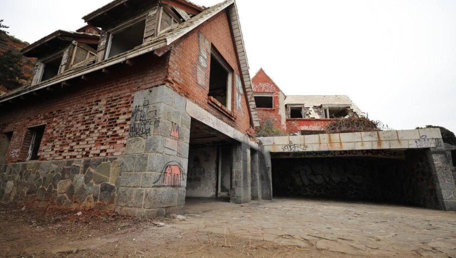Viña del Mar inicia demolición de Casa Roja para transformar el inmueble del borde costero en un paseo y mirador público