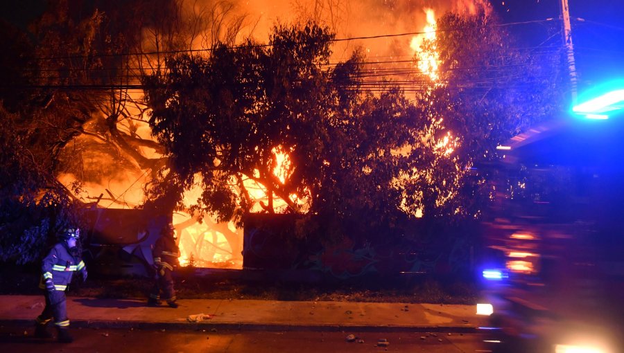 Banderazo de hinchas de la U provocó incendio en exterior de hotel en La Serena previo al duelo con Alianza Lima