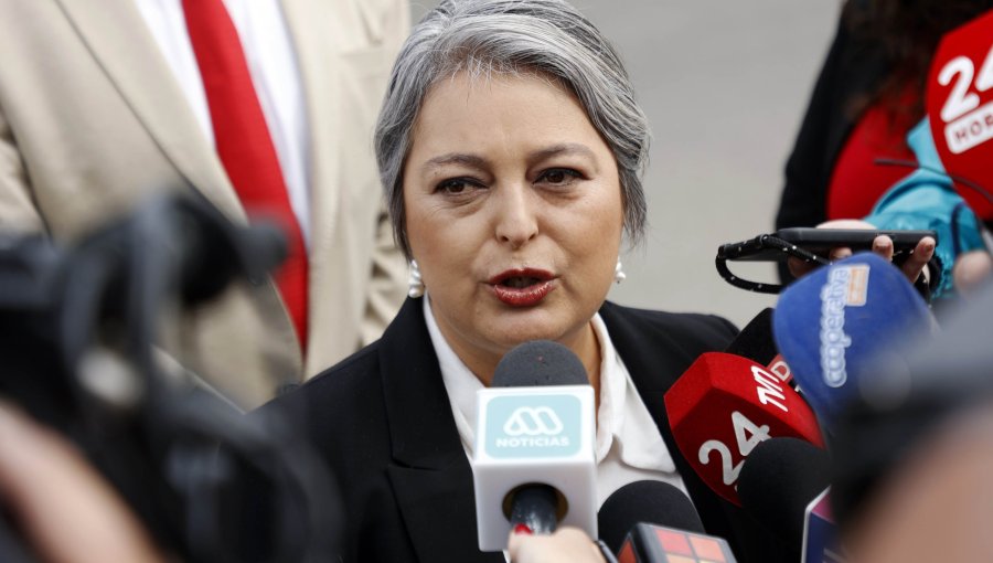Jeannette Jara se distancia del exministro de Agricultura y enfatiza un enfoque propio en política migratoria