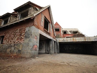 Viña del Mar inicia demolición de Casa Roja para transformar el inmueble del borde costero en un paseo y mirador público
