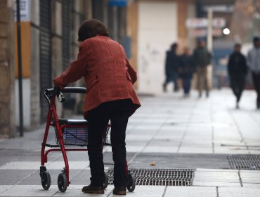 Chile enfrenta rápido envejecimiento poblacional con grave déficit de geriatras