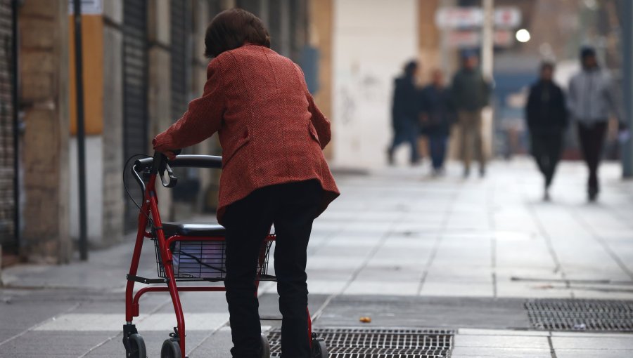 Chile enfrenta rápido envejecimiento poblacional con grave déficit de geriatras