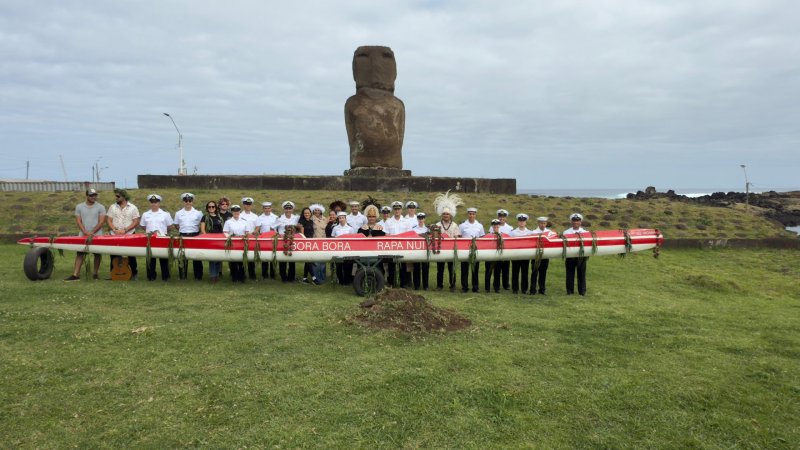 Buque escuela Esmeralda arribó a Rapa Nui con canoas polinésicas de gran tamaño