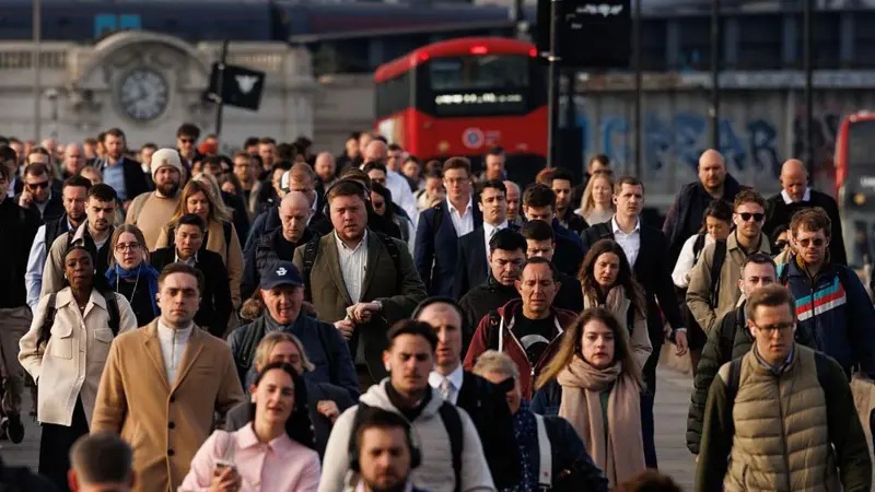 Reino Unido endurecerá los requisitos para que los migrantes obtengan la residencia permanente