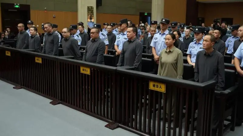 China condena a muerte a 11 miembros de una familia criminal que controlaba campos de "ciberesclavos"