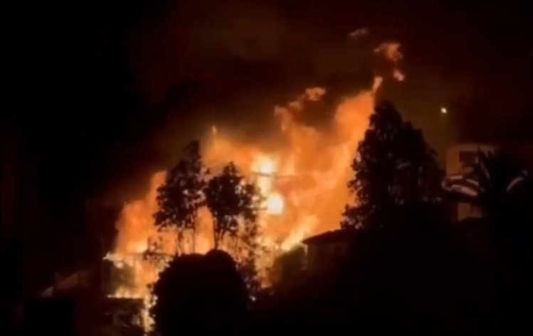 Confirman cuatro viviendas afectadas por incendio en sector Forestal Alto de Viña del Mar: siniestro se encuentra "confinado"