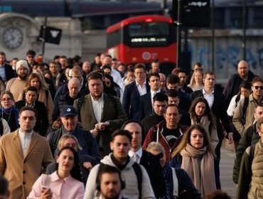 Reino Unido endurecerá los requisitos para que los migrantes obtengan la residencia permanente