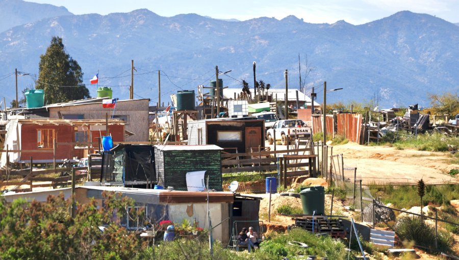 Dan inicio al polémico operativo de desalojo y demolición de la toma Calicheros de Quilpué