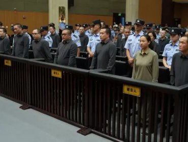 China condena a muerte a 11 miembros de una familia criminal que controlaba campos de "ciberesclavos"