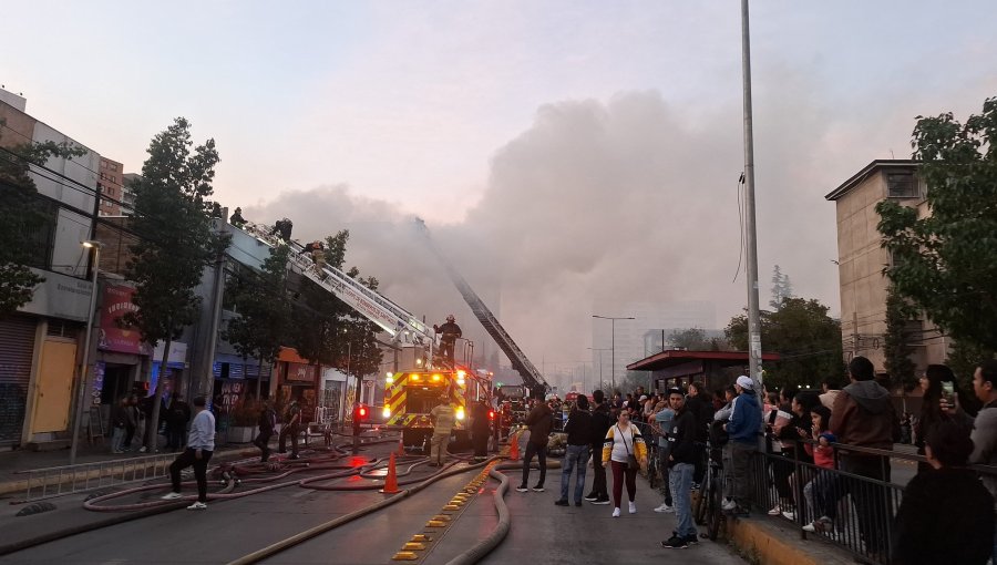 Incendio afectó a locales comerciales en Independencia: Dos personas resultaron con quemaduras