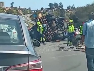 Dos personas lesionadas deja colisión y posterior volcamiento de camión en el Troncal Sur en Quilpué