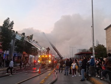 Incendio afectó a locales comerciales en Independencia: Dos personas resultaron con quemaduras