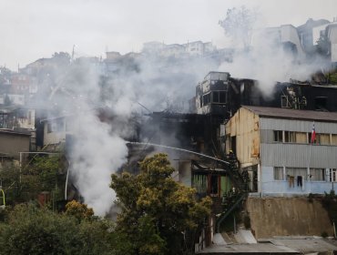 Tres viviendas totalmente consumidas y una con daños parciales dejó incendio en cerro El Litre de Valparaíso: parte de una casa colapsó
