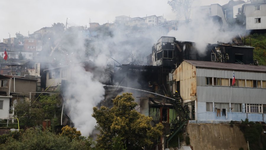 Tres viviendas totalmente consumidas y una con daños parciales dejó incendio en cerro El Litre de Valparaíso: parte de una casa colapsó
