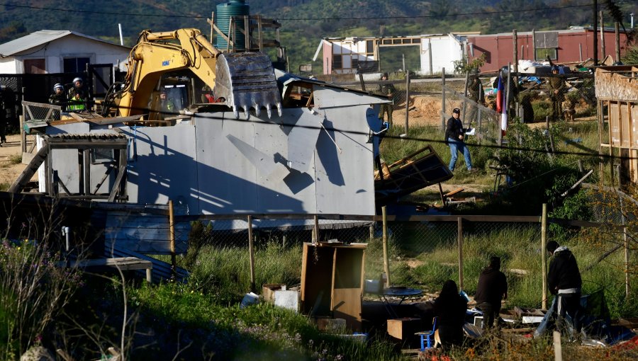Gobierno asegura que 50% de la toma en Quilpué fue desarmada por los pobladores: "Todo funciona de acuerdo a lo planificado"