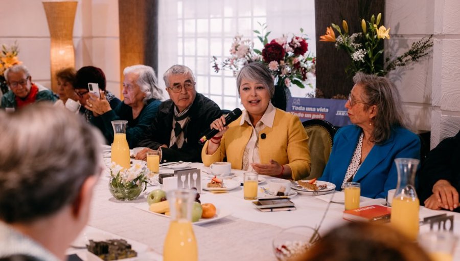 Jeannette Jara presentó propuestas en materia de salud, vivienda y seguridad para personas mayores