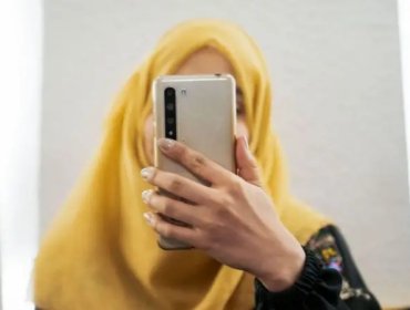 Mujeres de Afganistán pierden su "última esperanza" tras el bloqueo de internet por parte de los talibanes