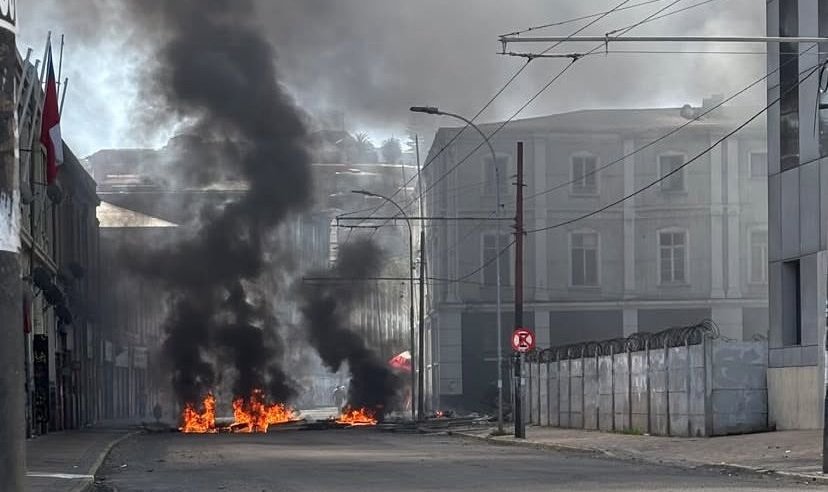 Portuarios nuevamente encendieron barricadas en la Av. Errázuriz de Valparaíso: tránsito vehicular volvió a ser interrumpido