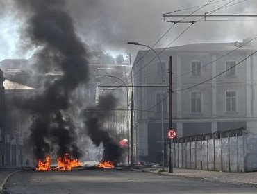 Portuarios nuevamente encendieron barricadas en la Av. Errázuriz de Valparaíso: tránsito vehicular volvió a ser interrumpido
