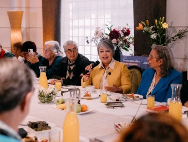 Jeannette Jara presentó propuestas en materia de salud, vivienda y seguridad para personas mayores