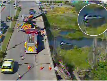 Quiso esquivar taco en Uno Norte y terminó atrapada en el estero Marga Marga: insólito procedimiento en puente de Viña del Mar