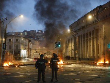 Caos en Valparaíso: portuarios volvieron a instalar barricadas y se enfrentaron a Carabineros en la avenida Errázuriz