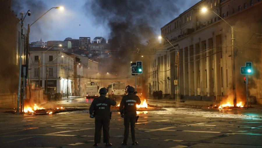 Caos en Valparaíso: portuarios vuelven a instalar barricadas y obligan a cortar el tránsito vehicular en la Av. Errázuriz