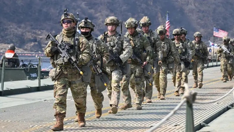 La polémica decisión de Milei que permite a soldados de EE.UU. realizar ejercicios militares en 3 bases navales de Argentina