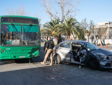 Mujer embarazada y cuatro niños resultan heridos tras choque de auto con bus en Ñuñoa