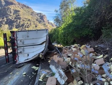 Tres personas resultaron lesionadas tras volcamiento de camión en Los Andes: impactó una moto y una camioneta