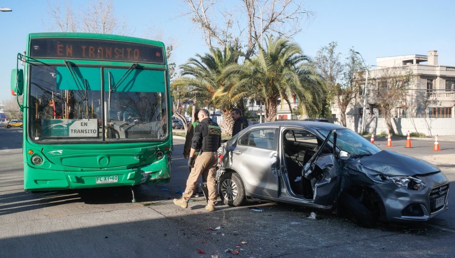 Mujer embarazada y cuatro niños resultan heridos tras choque de auto con bus en Ñuñoa