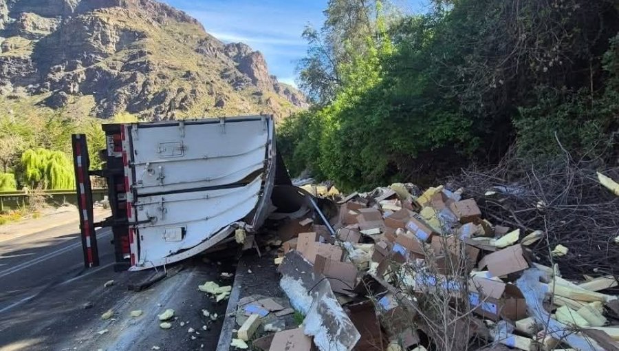 Tres personas resultaron lesionadas tras volcamiento de camión en Los Andes: impactó una moto y una camioneta