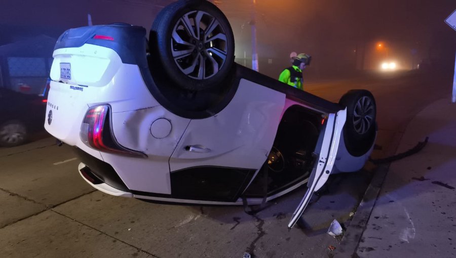 Investigan accidente de tránsito que terminó con auto volcado en cerro Placeres: vecinos afirman que conductora se dio a la fuga